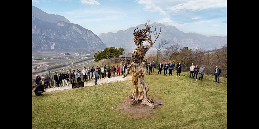 MASO POLI, SVELATA LA STATUA 